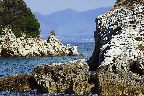포토 JPG 해외이미지 나무 식물 구름 바다 섬 하늘 산 풍경 사람없음 물 바위 그리스 언덕 코르푸 해외202004 해외포토 자연요소 유럽 돌_바위 파일형식 이미지허브