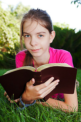 포토 JPG 해외이미지 백인 1 학생 공원 교육 기독교 종교 얼굴 자연 휴식 한명 미소 사람 야외 10대 책 초록색 여름 스터디 독서 정원 성경 봄 문학 해외202004 해외포토 서양인 계절 공공시설 컬러 컨셉 종교용품 청소년 표정 신체부위 학습 생태계 파일형식 이미지허브