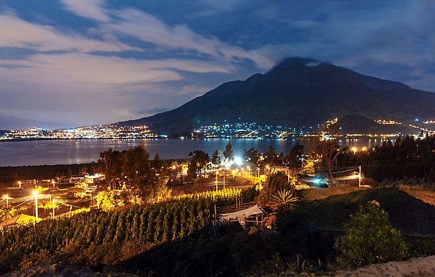 포토 JPG 해외이미지 나무 식물 구름 전통 도로 호수 여행 밭 자연 하늘 산 그림자 풍경 사람없음 야외 가로 초록색 물 파란색 빛 컬러풀 환경 미국 침묵 시골 남아메리카 원주민 오두막 화산 장면 에콰도르 웅장함 흙길 해외202004 해외포토 자연요소 길 컬러 북아메리카 농업 교통시설 아메리카 소리 흙 아프리카인 생태계 파일형식 이미지허브