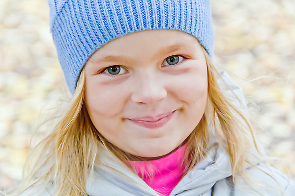 포토 JPG 해외이미지 백인 여학생 유럽 어린이 한명 파란색 금발 흰색 8 6 5 7 해외202004 해외포토 서양인 1 학생 헤어스타일 여자 나라 컬러 사람 숫자 파일형식 이미지허브