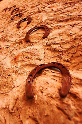 포토 JPG 해외이미지 전통 벽 백그라운드 신발 곡선 잉글랜드 사람없음 목재 농장 갈색 금속 수확 골동품 흰색 시골 행운 재산 널 철 심볼 오브젝트 부식 아치 질감 복고 외양간 고립 대장장이 미신 부적 서쪽 옛날 철강 편자 해외202004 해외포토 나무 선 컬러 컨셉 농업 재료 재질 영국 금융 방향 말발굽 파일형식 이미지허브