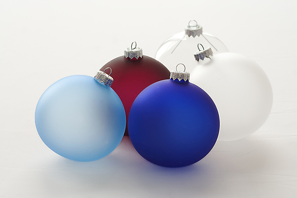 포토 JPG 해외이미지 전통 하늘색 크리스마스 겨울 공 유리 사람없음 장식 파란색 장난감 반사 보라색 축제 흰색 축하 투명 12월 여의주 해외202004 해외포토 계절 기념일 컬러 컨셉 재질 날짜 파일형식 이미지허브