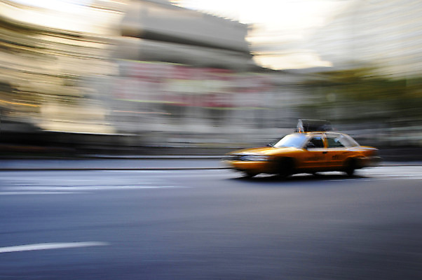 포토 JPG 해외이미지 포즈 모션 거리 사람없음 줄무늬 도시 속도 뉴욕 택시 재촉 과속 블러 해외202004 해외포토 컨셉 무늬 승용차 자동차 미국 파일형식 이미지허브