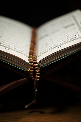 포토 JPG 해외이미지 종교 종이 백그라운드 텍스트 사람없음 목재 책 초록색 단어 빛 검은색 기도 오픈 이슬람교 편지 읽기 묘사 보케 법 문학 증거 페이지 신성 묵주 대본 신앙심 아랍어 옛날 충실 해외202004 해외포토 나무 문자 컬러 재료 종교용품 모션 파일형식 이미지허브