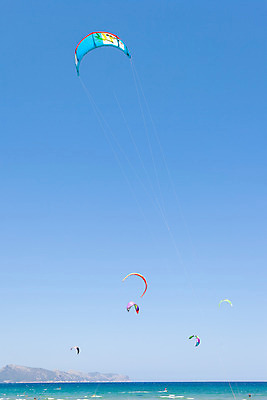 포토 JPG 해외이미지 유럽 스포츠 파도 섬 여행 자연 하늘 바람 휴가 산 사람 풍경 사람없음 물 여름 햇빛 맑음 윈드서핑 만 서핑 스페인 순수 언덕 연 엽서 천국 빛망울 감탄 해외202004 해외포토 자연요소 계절 나라 바다 컨셉 날씨 빛 태양 놀이용품 수상스포츠 편지 생태계 파일형식 이미지허브