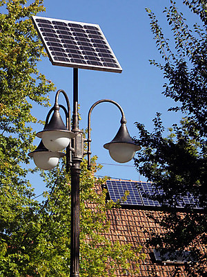 포토 JPG 해외이미지 자연 하늘 지붕 미래 사람없음 초록색 파란색 햇빛 태양 환경 발전기 에너지 판넬 에코 태양에너지 패널 획기적 해외202004 해외포토 자연요소 컬러 컨셉 발전소 그린에너지 생태계 파일형식 이미지허브