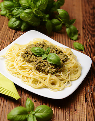 포토 JPG 해외이미지 전통 접시 음식 백그라운드 잎 채소 파스타 건강 스파게티 요리 사람없음 목재 초록색 식당 식사 이탈리아 견과류 신선 소나무 면 맛 허브 메뉴 레시피 바질 마카로니 해외202004 해외포토 나무 식물 식기 유럽 컬러 컨셉 재료 서양음식 상점 파스타면 파일형식 이미지허브