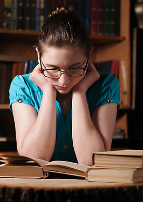 포토 JPG 해외이미지 식물 1 학생 라이프스타일 교육 얼굴 셔츠 티셔츠 교실 학교 수업 주택 피곤 한명 사람 앉기 책 파란색 스터디 세트 독서 최고 도서관 찬장 수집 호기심 블라우스 페이지 제비 지능 많음 강조 해외202004 해외포토 감정 컬러 가구 컨셉 상의 모션 조류 건물 생활 신체부위 학습 파일형식 이미지허브