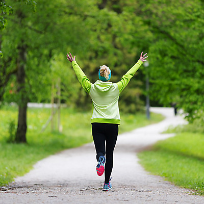 포토 JPG 해외이미지 나무 라이프스타일 공원 여자 스포츠 포즈 자국 모션 자연 건강 한명 사람 성인 야외 여름 운동복 금발 달리기 조깅 운동 봄 활발 기차 에너지 우승 숲 연습 마라톤 달리기선수 혼자 해외202004 해외포토 식물 1 헤어스타일 옷 계절 공공시설 육상교통 컨셉 대중교통 경기 생활 최고 육상스포츠 생태계 육상선수 파일형식 이미지허브