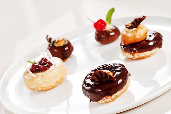 포토 JPG 해외이미지 디자인 열매 음식 조각 크리스마스 디저트 요리 사람없음 장식 빨간색 갈색 우주 케이크 식당 초콜릿 카페 생일 체리 우아함 도넛 달콤 맛 작음 설탕 굽기 먹기 민트 크림 토핑 고립 브라우니 스타일링 캐슈넛 페스츄리 스타일 캐러멜 해외202004 해외포토 식물 기념일 빵 컬러 컨셉 과일 모션 상점 견과류 크기 구이 허브 파일형식 이미지허브