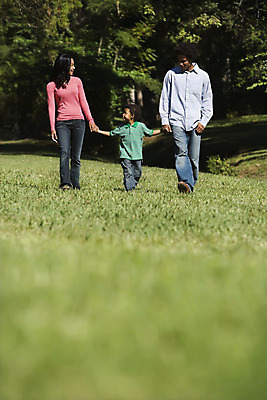 포토 JPG 해외이미지 전신 라이프스타일 공원 여자 남자 아들 어린이 가족 청소년 자연 엄마 함께함 소년 20대 성인 야외 세로 세명 부모 걷기 손잡기 산책 아빠 카피스페이스 해외202004 해외포토 공공시설 컨셉 관계 모션 휴식 사람 청년 생활 공백 생태계 파일형식 이미지허브