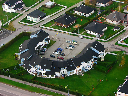 포토 JPG 해외이미지 외관 응시 도로 패턴 창문 가족 자동차 지붕 거리 주택 안테나 풍경 잔디 사람없음 내부 건물 도시풍경 정원 차도 성장 시골 도시 재산 땅 장면 지역 커뮤니티 문제 타운 개발 교외 진짜 해외202004 해외포토 식물 건축물 시선 길 육상교통 무늬 통신 관계 교통시설 금융 파일형식 이미지허브