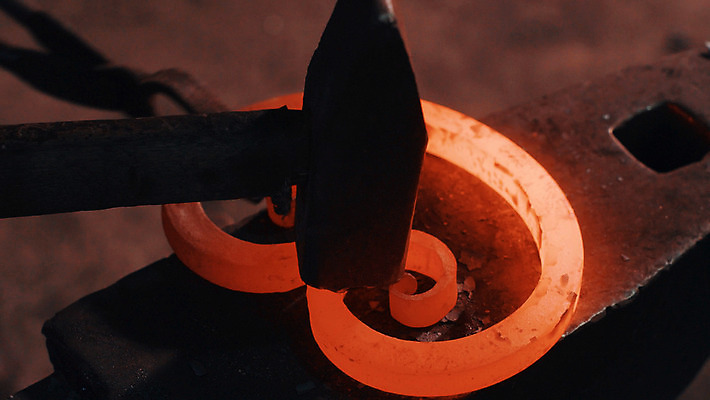 포토 JPG 해외이미지 전통 벤치 검은배경 실내 창조 사람없음 빨간색 빛 갈색 금속 업무 뜨거움 닫기 제조 망치 철 매움 대장장이 철강 핸드메이드 해외202004 해외포토 컬러 백그라운드 의자 모션 재질 내부 검은색 공구 작업 맛 파일형식 이미지허브