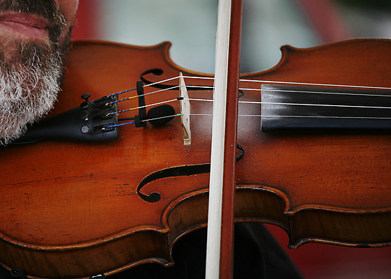 포토 JPG 해외이미지 백인 전통 라이프스타일 남자 행복 음악 놀이 기술 사람 사람없음 햇빛 소리 기쁨 음악가 기구 닫기 바이올린 묘사 연예인 민화 실행 플레이어 해외202004 해외포토 서양인 직업 감정 모션 현악기 문화예술 생활 태양 그림 파일형식 이미지허브