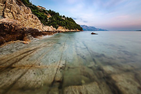 포토 JPG 해외이미지 나무 구름 유럽 파도 바다 여행 백그라운드 자연 하늘 휴가 산 풍경 사람없음 초록색 물 여름 파란색 햇빛 맑음 황혼 활발 조약돌 바위 만 투명 저녁 지중해 그림 휴양지 크로아티아 석호 달마시안 발칸반도 터키석 해외202004 해외포토 자연요소 식물 계절 나라 컬러 컨셉 날씨 태양 일몰 장소 돌_바위 개 야간 보석 생태계 파일형식 이미지허브