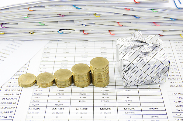 포토 JPG 해외이미지 종이 비즈니스 성공 설계 선물 사람없음 상자 쌓기 동전 자료 흰색 업무 황금 인쇄 보고서 문서 영수증 시트 계좌 옛날 해외202004 해외포토 컬러 컨셉 돈 모션 금융 작업 파일형식 이미지허브