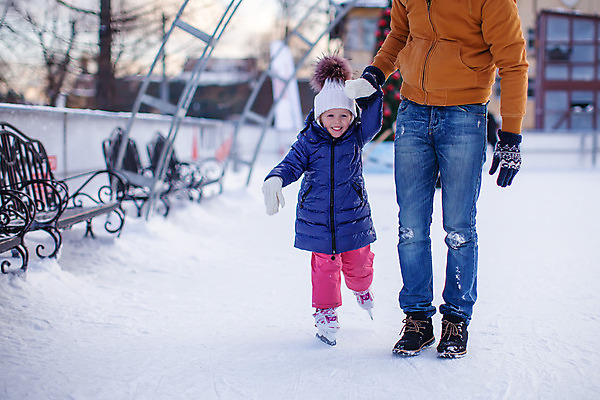 포토 JPG 해외이미지 주간 전신 백인 라이프스타일 여자 남자 딸 행복 어린이 겨울 가족 미소 웃음 사람 소녀 성인 야외 두명 손잡기 얼음 스케이트 스케이팅 잡기 아빠 겨울옷 부녀 겨울풍경 해외202004 해외포토 자연요소 서양인 옷 계절 감정 스포츠용품 관계 모션 겨울스포츠 표정 풍경 생활 파일형식 이미지허브