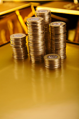 포토 JPG 해외이미지 실내 사람없음 아웃포커스 금융 동전 황금 금괴 노란배경 동전탑 해외202004 해외포토 백그라운드 돈 촬영기법 내부 경제 노란색 쌓기 파일형식 이미지허브