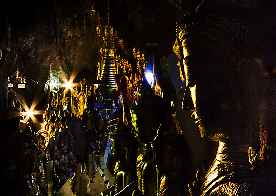 포토 JPG 해외이미지 아시아 종교 문화 얼굴 조각 여행 동양인 사람없음 여행객 탑 사찰 그룹 동굴 황금 동쪽 미얀마 사리탑 숭배 전경 해외202004 해외포토 건축물 나라 종교건축 사람 인종 풍경 신체부위 방향 파일형식 탑뷰 이미지허브