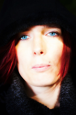 포토 JPG 해외이미지 백인 모델 여자 얼굴 생각 상상 한명 세로 추위 가을 용기 결심 신비 예술가 빨간머리 창백 깊이 배려 시인 심각 오리지널 해외202004 해외포토 서양인 직업 1 헤어스타일 그릇 계절 컨셉 사람 신체부위 파일형식 이미지허브