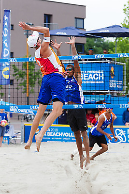 포토 JPG 해외이미지 남자 안경 공 여러명 황금 비치발리볼 배구 네덜란드 비치발리볼선수 해외202004 해외포토 잡화 유럽 다수 운동선수 사람 구기 비치볼 파일형식 이미지허브