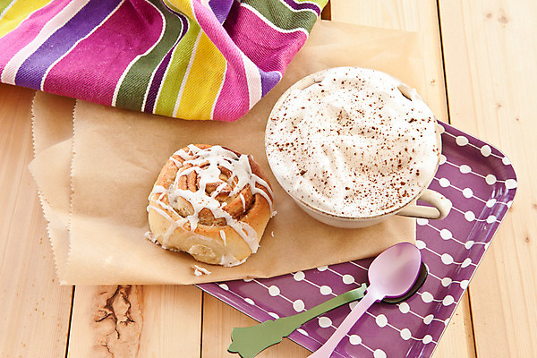 포토 JPG 해외이미지 커피 음료 음식 휴식 디저트 스웨덴 사람없음 컬러풀 케이크 숟가락 보라색 줄무늬 우유 시골 신선 굽기 크림 레시피 카푸치노 에스프레소 핸드메이드 휘핑크림 프로스팅 해외202004 해외포토 컬러 컨셉 무늬 유제품 수저 북유럽 구이 제빵 휘핑 파일형식 이미지허브