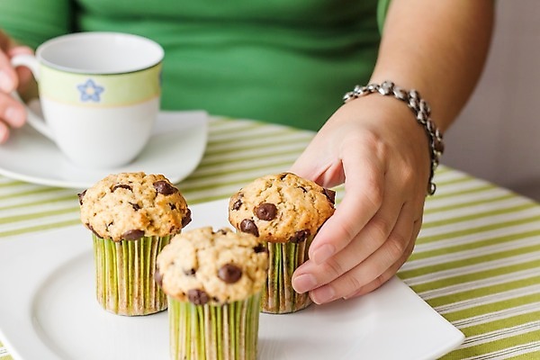 포토 JPG 해외이미지 백인 라이프스타일 손 여자 행복 음식 팔찌 아침 휴가 디저트 주택 사탕 사람 성인 사람없음 컵 초록색 케이크 주방 초콜릿 식사 줄무늬 흰색 축하 잡기 달콤 아침식사 컵케이크 먹기 머핀 일요일 해외202004 해외포토 주간 서양인 식기 감정 빵 컬러 컨셉 무늬 장신구 모션 건물 생활 신체부위 맛 요일 파일형식 이미지허브