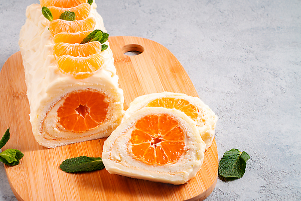 포토 JPG 해외이미지 단면 디저트 귤 실내 사람없음 롤케이크 나무도마 해외202004 해외포토 음식 과일 도마 내부 목재 케이크 파일형식 이미지허브