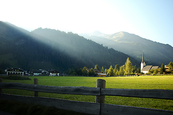 포토 JPG 해외이미지 종교 문화 건축양식 산 사람없음 야외 건물 목재 여름 울타리 햇빛 태양 성당 교회 마을 믿음 희망 시골 예수 오스트리아 성자 알프스 신성 소원 신앙심 웅장함 해외202004 해외포토 자연요소 나무 건축물 계절 건축 감정 유럽 재료 종교건축 담장 신_종교 파일형식 이미지허브