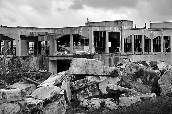 포토 JPG 해외이미지 구름 외관 산업 벽 건축양식 창문 공장 하늘 날씨 사람없음 건물 검은색 탐험 수확 바위 흰색 도시 얼룩 파편 버리기 창고 부식 폐허 질감 대리석 암초 흐림 그런지 깨짐 석판 썩음 옛날 파멸 화강암 해외202004 해외포토 자연요소 건축물 건축 컬러 컨셉 농업 재료 공업 모션 암석 돌_바위 파일형식 소멸 이미지허브