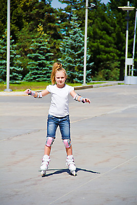 포토 JPG 해외이미지 백인 여학생 여자 유럽 어린이 한명 여름 파란색 금발 봄 스케이트 흰색 9 8 6 롤러 7 해외202004 해외포토 서양인 1 학생 헤어스타일 계절 나라 스포츠용품 컬러 사람 숫자 파일형식 이미지허브