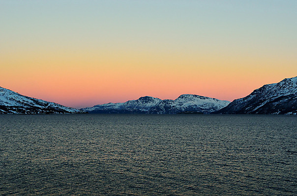 포토 JPG 해외이미지 바다 겨울 자연 산 파노라마 노르웨이 풍경 사람없음 야외 물 파란색 빛 컬러풀 태양 평화 환경 얼음 침묵 일몰 새벽 활발 추위 흰색 원형 시원함 북극 순수 언덕 그림 장면 북쪽 내추럴 산악지대 강렬 북극해 스칸디나비아 절정 눈내림 해외202004 해외포토 자연요소 도형 계절 유럽 컬러 컨셉 눈_날씨 촬영기법 노을 소리 극지방 방향 생태계 파일형식 이미지허브