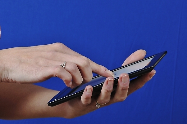 포토 JPG 해외이미지 학생 라이프스타일 여자 교육 인터넷 학교 기술 한명 사람 성인 책 스터디 컴퓨터 금발 독서 알약 웹 무선전화기 대학교 문학 온라인 해외202004 해외포토 1 헤어스타일 생활 전자제품 학습 약 전화기 파일형식 이미지허브