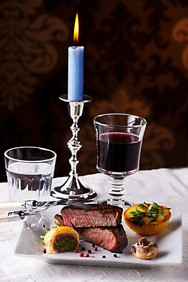 포토 JPG 해외이미지 접시 포크 채소 와인잔 촛불 부분 유리 치즈 콩 감자 파슬리 육류 옥수수 스테이크 요리 사람없음 빨간색 물 파란색 갈색 식당 와인 식사 버섯 줄무늬 소고기 중앙 맛 그릴 굽기 허브 향신료 햄 촛대 후추 강낭콩 점심식사 등심 해외202004 해외포토 자연요소 식물 식기 컬러 컨셉 무늬 술잔 식재료 초 재질 주방용품 유제품 곡류 주류 서양음식 상점 구이 향미료 파일형식 이미지허브