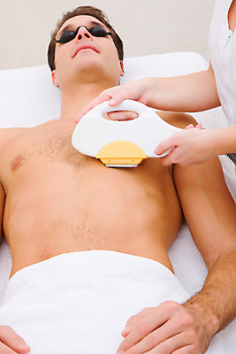 포토 JPG 해외이미지 직업 라이프스타일 웰빙 여자 얼굴 신체 부분 휴식 실내 건강 병원 사람 성인 내부 두명 세로 기계 화장품 장비 기구 마사지 미용사 소중 피부 만족 테라피 위생관리 의료성형뷰티 완전 해외202004 해외포토 감정 컨셉 의학 관리 생활 신체부위 뷰티 파일형식 이미지허브