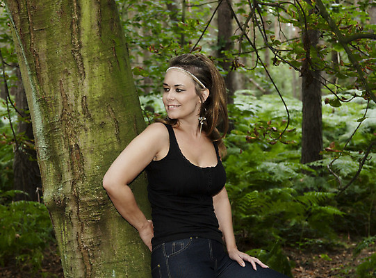 포토 JPG 해외이미지 나무 식물 여자 행복 잎 자연 한명 야외 초록색 자유 숲 나무껍질 고립 동물상 무료 삼림지대 양치류 해외202004 해외포토 1 감정 컬러 컨셉 사람 조형물 껍질 생태계 파일형식 이미지허브