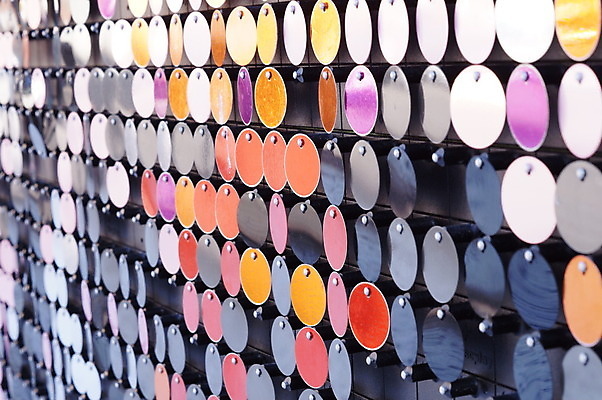 포토 JPG 해외이미지 디자인 백그라운드 크리스마스 패턴 곡선 추상 사람없음 빛 반사 금속 축하 점 바퀴 원형 화려 은색 심볼 질감 펑키 여의주 해외202004 해외포토 도형 기념일 선 컬러 컨셉 무늬 재질 파일형식 이미지허브