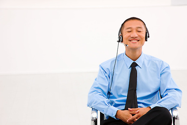 포토 JPG 해외이미지 응시 남자 행복 문화 셔츠 의자 비즈니스 통신 휴식 실내 한명 미소 사람 앉기 성인 내부 가로 도움 비즈니스맨 자신감 대표 고객 서비스 만족 경영 정중 헬프 대리인 해외202004 해외포토 1 시선 감정 가구 컨셉 상의 모션 표정 직장인 파일형식 이미지허브