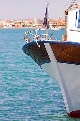 포토 JPG 해외이미지 바다 섬 부분 하늘 낚시 휴가 사람없음 물 여름 파란색 갈색 맑음 흰색 보트 닻 해외202004 해외포토 자연요소 계절 컬러 배_교통 레저 날씨 파일형식 이미지허브