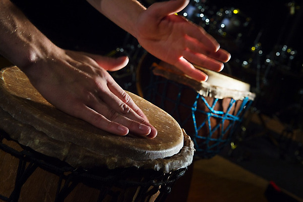 포토 JPG 해외이미지 전통 손 행복 문화 음악 백그라운드 패턴 아프리카 놀이 타악기 취미 사람없음 목재 초록색 여름 갈색 소리 공연 음악가 장비 흰색 기구 던지기 원주민 가죽 피부 오브젝트 드럼 부족 드러머 리듬 뮤지컬 스트랩 옛날 핸드메이드 해외202004 해외포토 나무 직업 계절 감정 나라 악기 컬러 컨셉 무늬 재료 모션 문화예술 이벤트 신체부위 아프리카인 파일형식 이미지허브