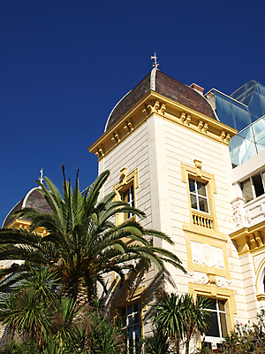 포토 JPG 해외이미지 창문 하늘 사람없음 건물 파란색 노란색 문 발코니 게임 흰색 카지노 프랑스어 옛날 프로방스 해외202004 해외포토 문자 건축물 컬러 놀이 도박 파일형식 이미지허브