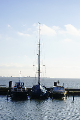 포토 JPG 해외이미지 호수 밧줄 교통시설 하늘 사람없음 물 햇빛 태양 항구 산책 산책로 보트 네덜란드 닻 돛대 줄서기 수평선 시리즈 해외202004 해외포토 자연요소 유럽 길 줄 교통 배_교통 모션 휴식 시설 파일형식 이미지허브