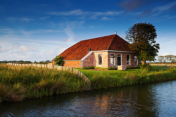 포토 JPG 해외이미지 나무 전통 외관 계절 문화 밭 건축양식 자연 하늘 주택 풍경 사람없음 야외 건물 초록색 물 여름 울타리 강 햇빛 농가 농장 농경지 맑음 시골 네덜란드 운하 해외202004 해외포토 자연요소 식물 건축물 건축 유럽 컬러 농업 날씨 담장 태양 생태계 파일형식 이미지허브