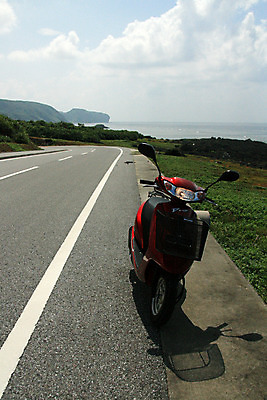 포토 JPG 해외이미지 도로 섬 거리 사람없음 빨간색 일본 자전거 스트레칭 스쿠터 오토바이 멀리 해외202004 해외포토 아시아 길 컬러 교통시설 운동 바이크 파일형식 이미지허브