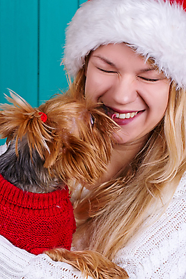 포토 JPG 해외이미지 동물 옷 여자 행복 얼굴 백그라운드 크리스마스 겨울 휴가 새로움 털 작업복 사랑 한명 사람 빨간색 파란색 반려동물 산타클로스 유행 우정 기쁨 코트 흰색 축하 개 강아지 요크셔테리어 테리어 연도 스웨터 1월 캡모자 해외202004 해외포토 모자_잡화 1 계절 기념일 감정 컬러 컨셉 상의 포유류 신체부위 친구 외투 날짜 파일형식 이미지허브