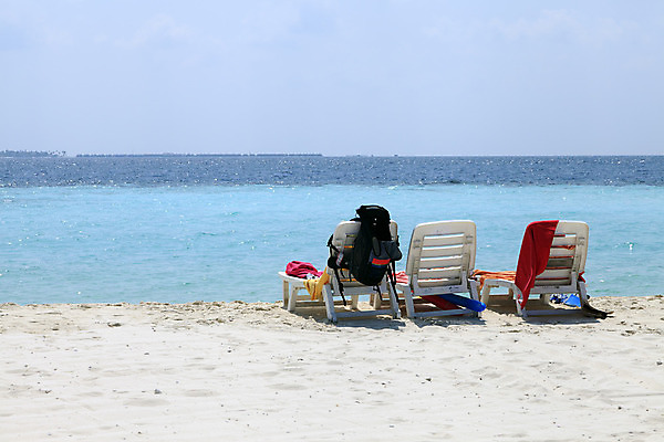 포토 JPG 해외이미지 모래 바다 의자 하늘 휴가 사람없음 물 파란색 태양 흰색 침대 해외202004 해외포토 자연요소 컬러 가구 파일형식 이미지허브