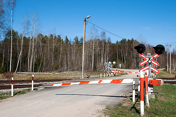 포토 JPG 해외이미지 도로 십자가 하늘 경고 안전 사람없음 야외 빨간색 기차 시골 교차로 심볼 사인 신호 장면 건너기 그만 방법 선로 해외202004 해외포토 길 육상교통 컬러 교통시설 모션 대중교통 파일형식 이미지허브