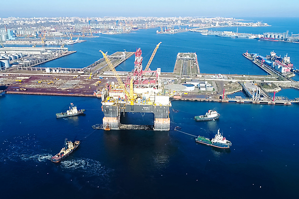 포토 JPG 해외이미지 식물 산업 바다 비즈니스 교통시설 자연 하늘 아침 해변 사람없음 물 환경 탑 항구 힘 장비 탐험 화물 보트 휘발유 조선소 기중기 함선 연료 가스 포트 단상 폴란드 유지 내추럴 조작 해외202004 해외포토 주간 자연요소 건축물 유럽 교통 배_교통 운송업 중장비 석유 시설 생태계 파일형식 이미지허브