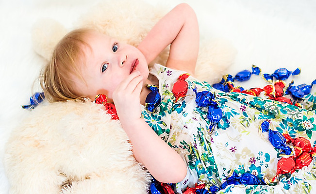 포토 JPG 해외이미지 1 라이프스타일 여자 행복 얼굴 어린이 음식 백그라운드 사탕 한명 사람 카펫 흰색 표현 아기 입 달콤 작음 만족 거짓말 걸음마 고립 지능 천진난만 해외202004 해외포토 감정 컬러 컨셉 모션 디저트 생활 신체부위 맛 크기 파일형식 이미지허브