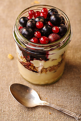 포토 JPG 해외이미지 열매 다이어트 과일 유리 탁자 디저트 건강 사람없음 목재 장식 숟가락 식사 흰색 신선 달콤 아침식사 잼 시리얼 유기농 블루베리 요거트 건포도 구스베리 뮤즐리 오트밀 핸드메이드 해외202004 해외포토 나무 식물 웰빙 음식 컬러 가구 재료 재질 포도 유제품 수저 소스_음식 맛 건과일 파일형식 귀리 이미지허브